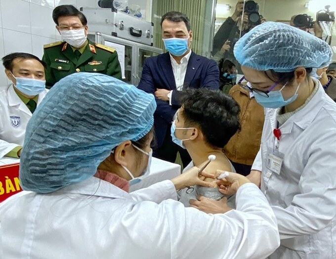A man is injected with nanocovax, the first made-in-vietnam covid-19 vaccine, in hanoi, december 17, 2020 (phôt: vne) 